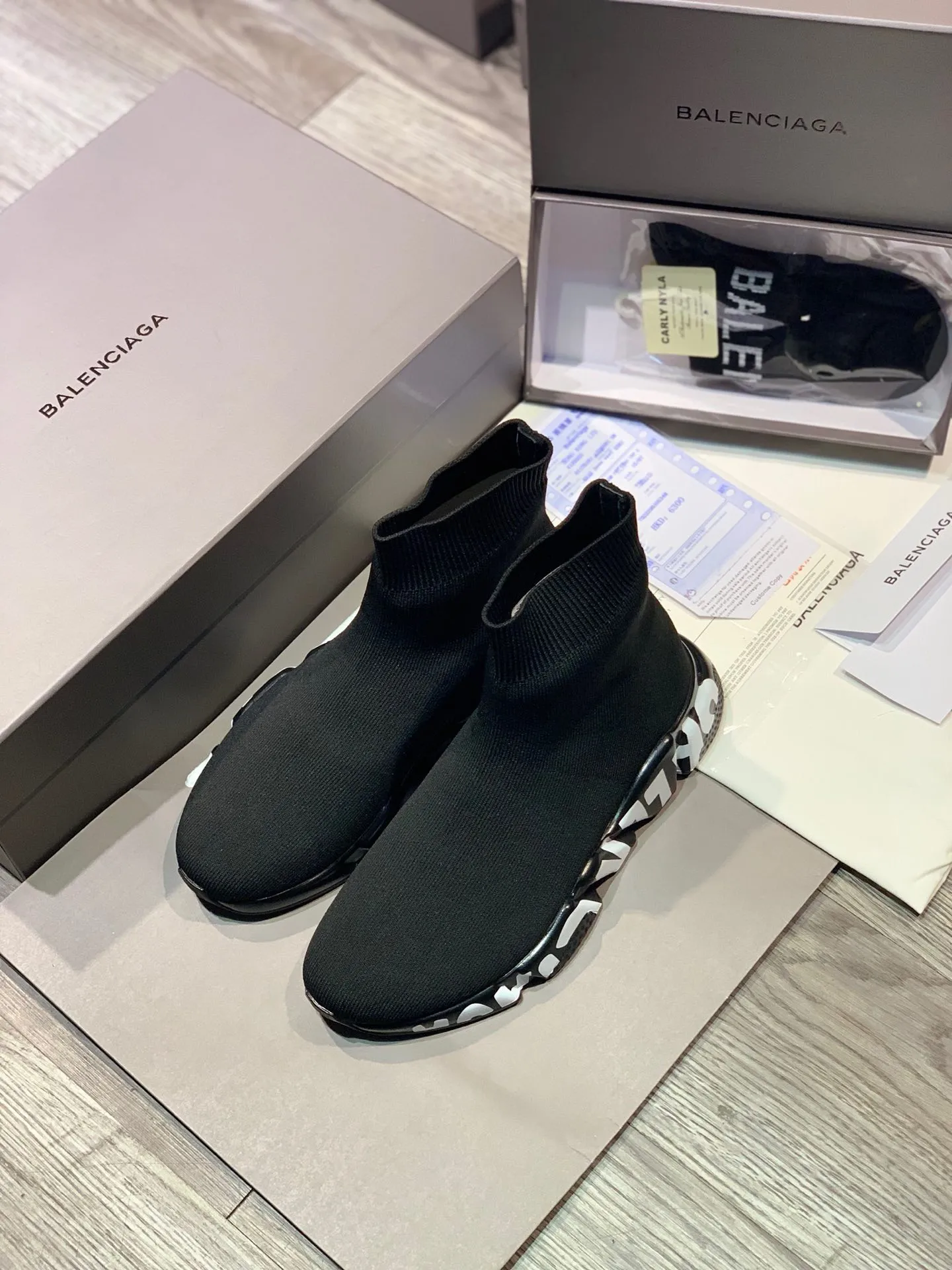 👟👟Ex-factory price 420👟👟 [Ready stock top version vacuum outsole] Balenciaga 👣Size: 35 36 37 38 39 40 41 42 43 44 45 [Socks in original packaging delivered] 🔥Balenciaga's "Speed" High-top sock-style sneakers are instantly recognizable and have ever-lasting popularity. This item is made in Italy from stretch knitted fabric. The rubber sole has excellent elasticity. Only half of the brand name printed on it is visible. Compared with the previous exaggerated and eye-catching style, it has a sense of "half-covering the face as if holding a pipa", and the brand's ingenuity in innovating the logo printing trend can also be seen.